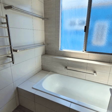 Accessible Home - Grabrail beside the bath